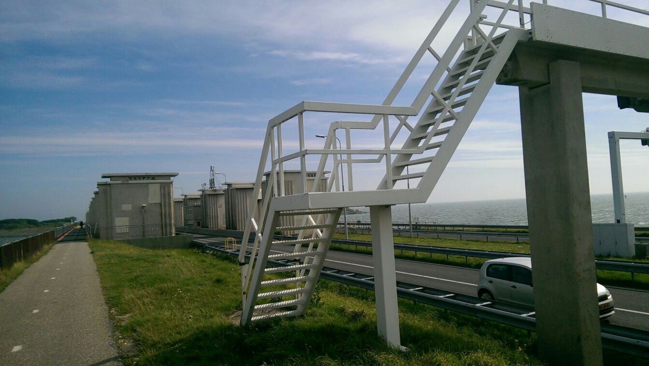 Voetgangersbrug plaatsen